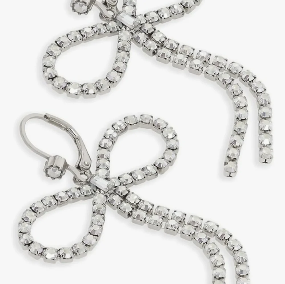 🤍▪️ BETSEY JOHNSON▪️ Silver Silver Bow Drop Rhinestone Earrings